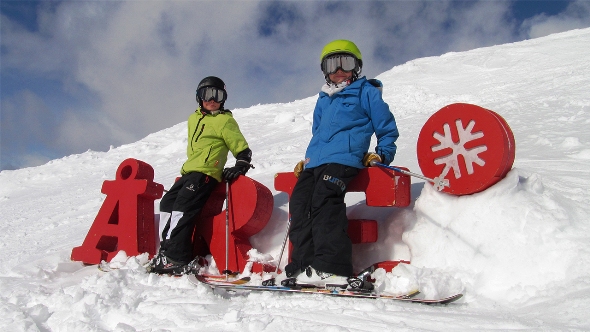дети катаются на лыжах в шведском Оре